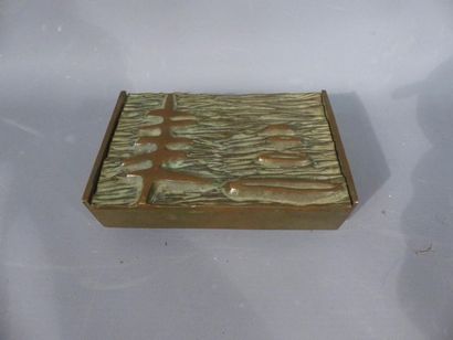 Boite quadrangulaire en bronze Boite quadrangulaire en bronze, à décor japonisant,...