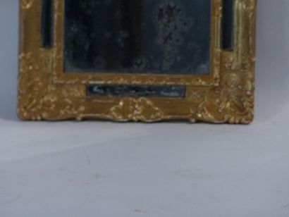 Miroir à fronton. XVIIIème siècle Miroir à fronton en bois mouluré et sculpté. Travail...