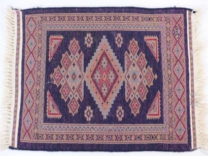 Petit tapis. 60 x 48 cm Petit tapis en laine nouée à décor géométrique. Dimensions...