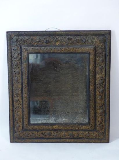 Miroir Louis XIII. Miroir quadrangulaire à riche décor de feuillages au repoussé....