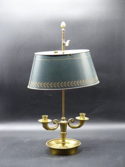 LAMPE BOUILLOTTE Lampe bouillotte en bronze ciselé doré éclairant par deux lumières...