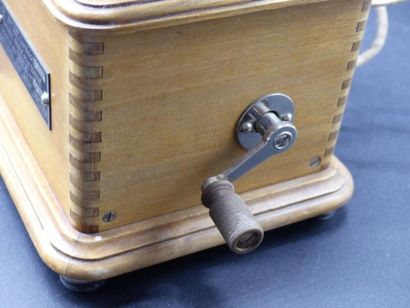 Téléphone ancien socle bois Téléphone ancien socle en bois. Modèle de 1934. Etiqueté...
