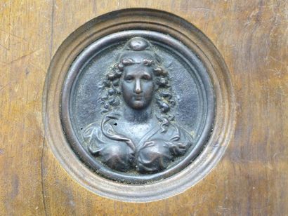 Bronze : Marianne Ecole de la fin du XVIIIe siècle.Femme au bonnet. Bronze à patine...