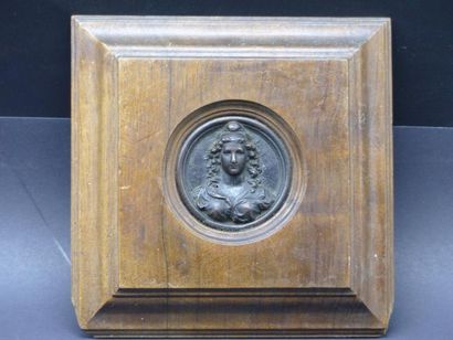 Bronze : Marianne Ecole de la fin du XVIIIe siècle.Femme au bonnet. Bronze à patine...
