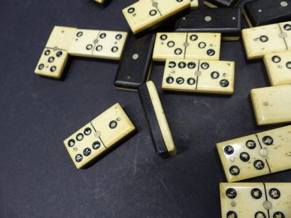 Jeu de dominos Jeu de dominos en ivoire et ébène. Manque le double 1.