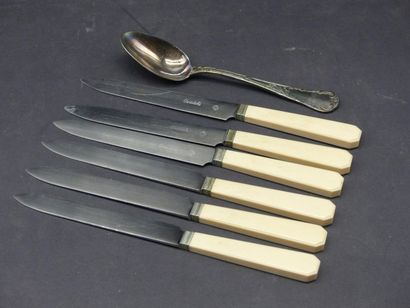CHRISTOFLE. 6 couteaux de table CHRISTOFLE. 6 couteaux de table manche en ivoire....