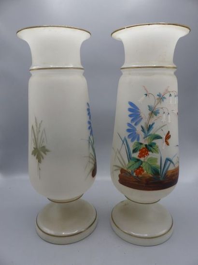 Paire de vase en verre opalescent Paire de vase en verre opalescent blanc à décor...