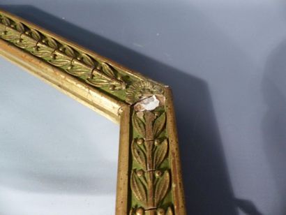 MIROIR Miroir octogonal en bois sculpté doré d'une frise, glace biseaiutée. Style...