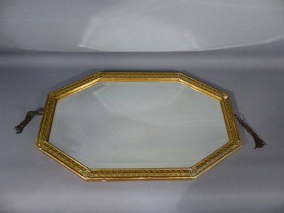 MIROIR Miroir octogonal en bois sculpté doré d'une frise, glace biseaiutée. Style...