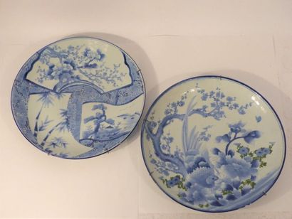 JAPON, Deux grands plats en porcelaine bleu blanc JAPON, XIXème siècle
Deux grands...