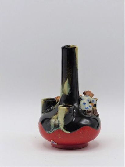 JAPON,Vase en grès flammé noir et rouge sumidagawa JAPON, époque Meiji (1868-1912)
Vase...