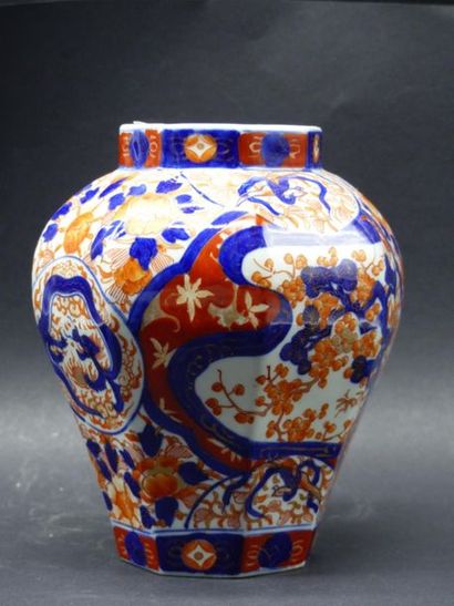 JAPON,Vase hexagonal en porcelaine Imari JAPON, XXème siècle
Vase hexagonal en porcelaine...