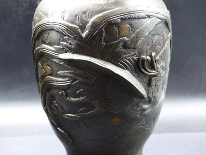 JAPON. Ere MEIJI . Paire de vases en bronze patiné JAPON, fin de l'époque Meiji (1868...