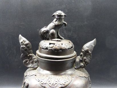 JAPON, Urne couverte en bronze à patine brune JAPON, première moitié du XXème siècle
Urne...