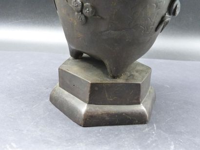 JAPON, Urne couverte en bronze à patine brune JAPON, première moitié du XXème siècle
Urne...