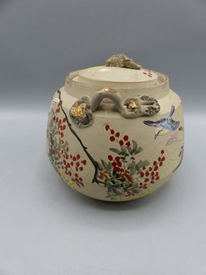 JAPON. Théière JAPON. Théière en céramique polychorme à décor de volatile sur fond...