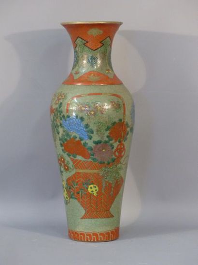 JAPON, vase en porcelaine JAPON, XXème siècle
Vase en porcelaine céladon craquelée,...