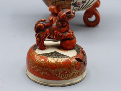 JAPON. Brule-parfum tripode couvert en porcelaine JAPON, XXème siècle
Brûle-parfum...