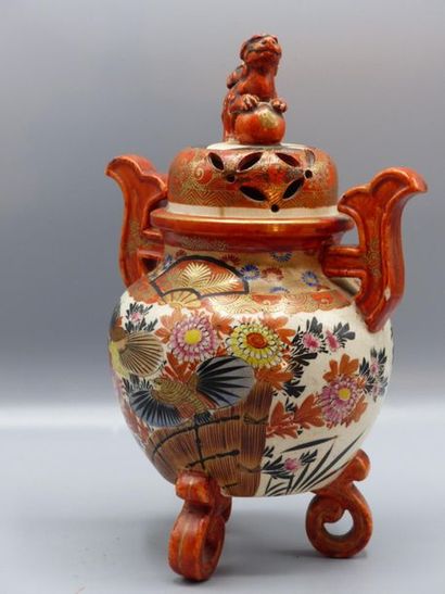 JAPON. Brule-parfum tripode couvert en porcelaine JAPON, XXème siècle
Brûle-parfum...