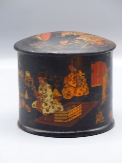 JAPON, Boîte couverte JAPON, XXème siècle
Boite couverte en carton bouilli, à décor...