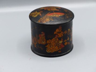 JAPON, Boîte couverte JAPON, XXème siècle
Boite couverte en carton bouilli, à décor...