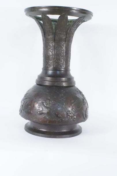 JAPON, Pot en bronze JAPON, début du XXème siècle
Pot en bronze, reposant sur un...