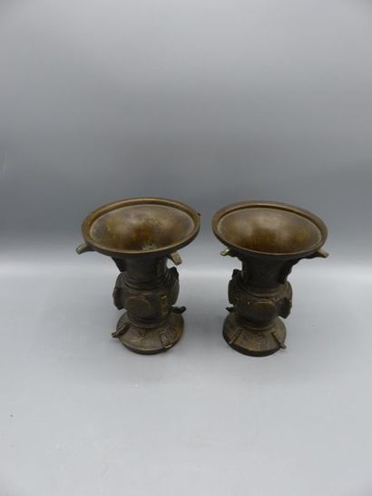 JAPON.Paire de vases Gu à col évasé en bronze JAPON, XXème siècle
Paire de vases...