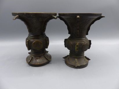 JAPON.Paire de vases Gu à col évasé en bronze JAPON, XXème siècle
Paire de vases...