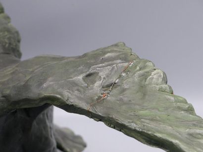 Mouette en terre cuite patinée vert sur un roche Ecole du XXème siècle. Canard en...