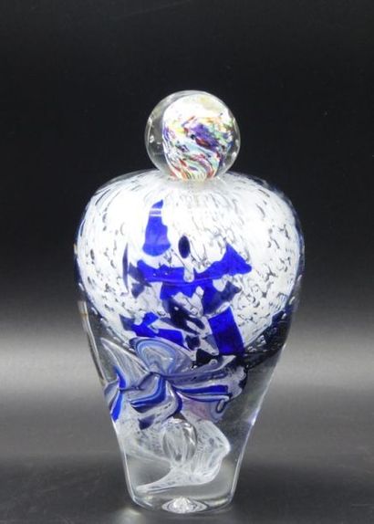 NOVARO. Lourd Vase. Jean-Claude NOVARO (1943-2014). Lourd vase en verre blanc outremer....