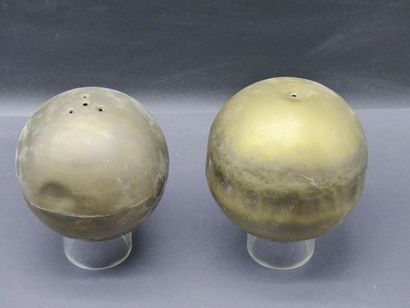Deux globes en laiton palis de la découverte Deux globes en laiton provenant de l'ancienne...