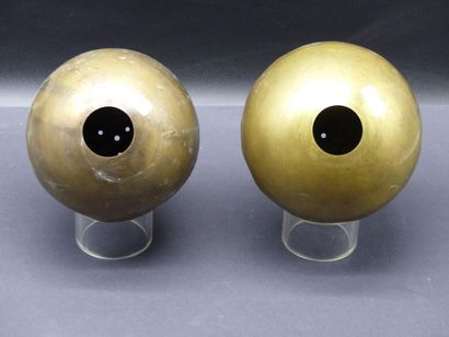 Deux globes en laiton palis de la découverte Deux globes en laiton provenant de l'ancienne...