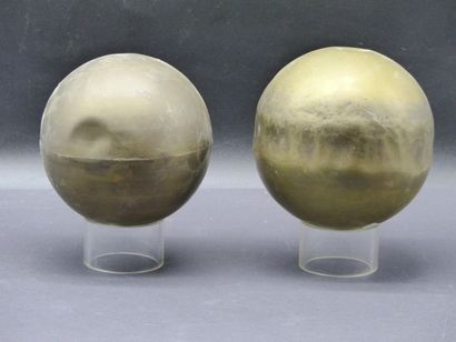 Deux globes en laiton palis de la découverte Deux globes en laiton provenant de l'ancienne...