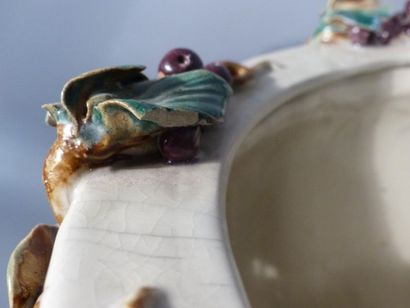 Cache pot aux grappes de raisin Important cache-pot en céramique craquelée à décor...