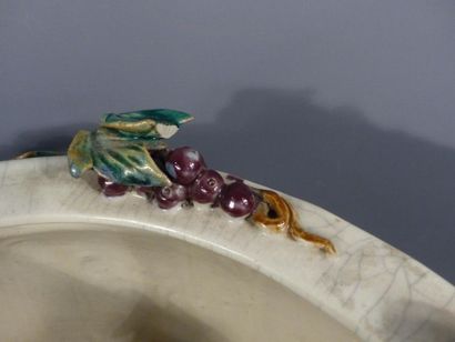 Cache pot aux grappes de raisin Important cache-pot en céramique craquelée à décor...