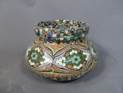 null Jean GERBINO (1876-1966) à VALLAURIS. Vase en céramique polychrome tamponé en...