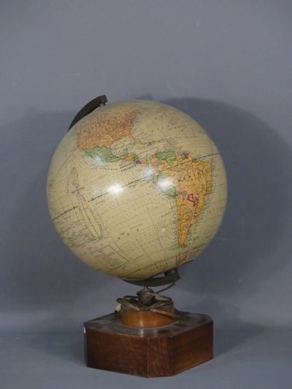 GIRARD BARRERE et THOMAS Globe terrestre luminuex en aluminium sur socle en bois....