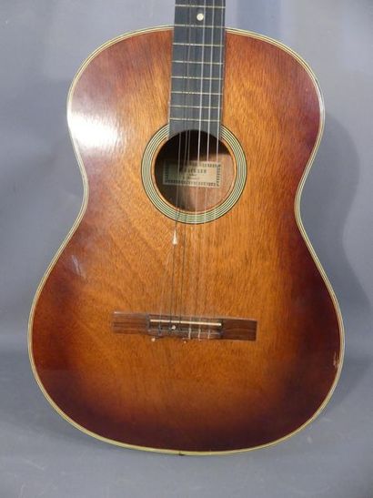 Guitare COUESNON luthier à Mirecourt. 6 cordes. Guitare COUESNON luthier à Mirecourt....