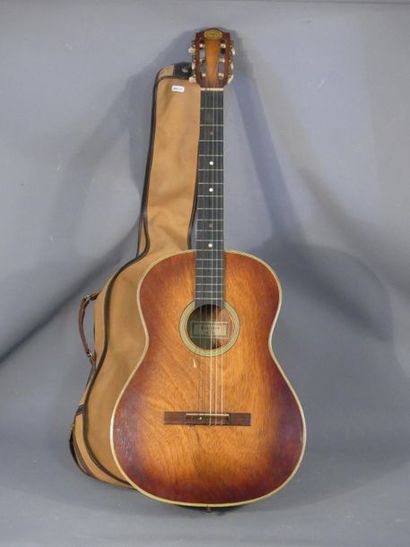 Guitare COUESNON luthier à Mirecourt. 6 cordes. Guitare COUESNON luthier à Mirecourt....
