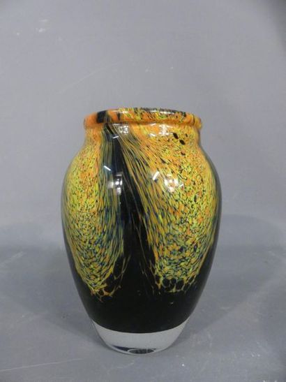 Jean-Claude NOVARRO Jean-Claude NOVARRO (1943-2014) Vase en verre soufflé à inclusion....
