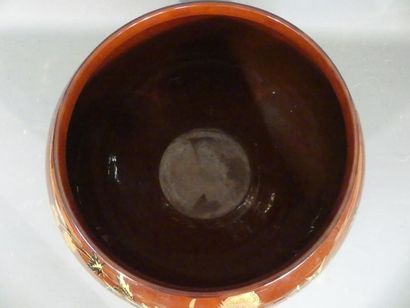 Cache pot Important cache-pot en faïence à fond carmin orangé à décor japonisant...
