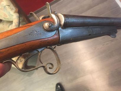Fusil à canons doubles Fusil à canons doubles, crosse en bois teinté. XIXème siècle....