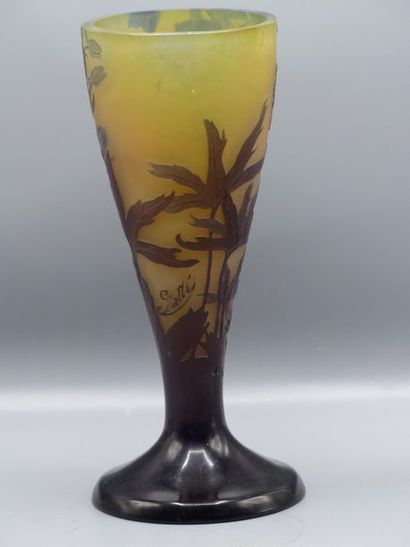 null Etablissement GALLE. Important vase sur pied en verre multicouche à décor gravé...