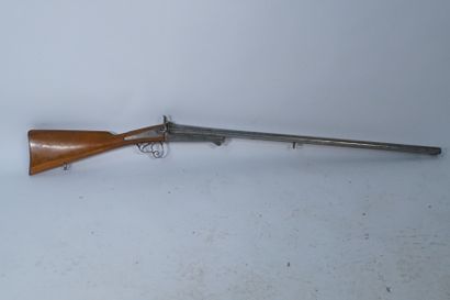 Fusil de chasse double canon Fusil de chasse double canon. Crosse en bois. XIXème...