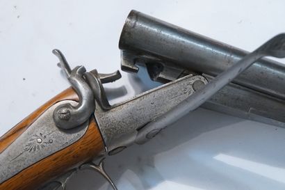Fusil de chasse double canon Fusil de chasse double canon. Crosse en bois. XIXème...