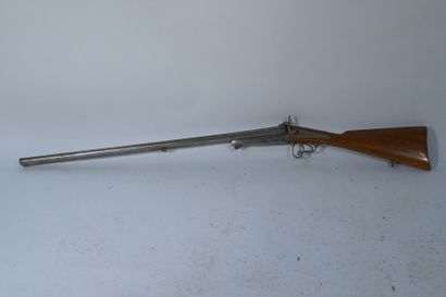 Fusil de chasse double canon Fusil de chasse double canon. Crosse en bois. XIXème...