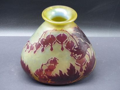 GALLE. Vase Emile GALLE. Vase en verre multicouche de forme triangulaire à décol...