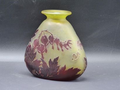 GALLE. Vase Emile GALLE. Vase en verre multicouche de forme triangulaire à décol...