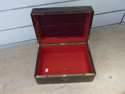 Boîte XIXe siècle en placage d'ébène et laiton. Napoléon III . Boîte quadrangulaire...