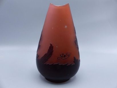 GALLE. GALLE. Vase en verre multicouche à décor dégagé à l'acide. Hauteur : 13.5...